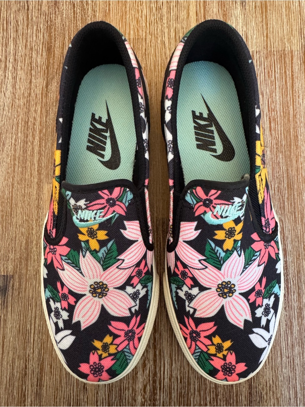 NWOB Nike floral slides, US size 8.5 - Picture 2 of 7